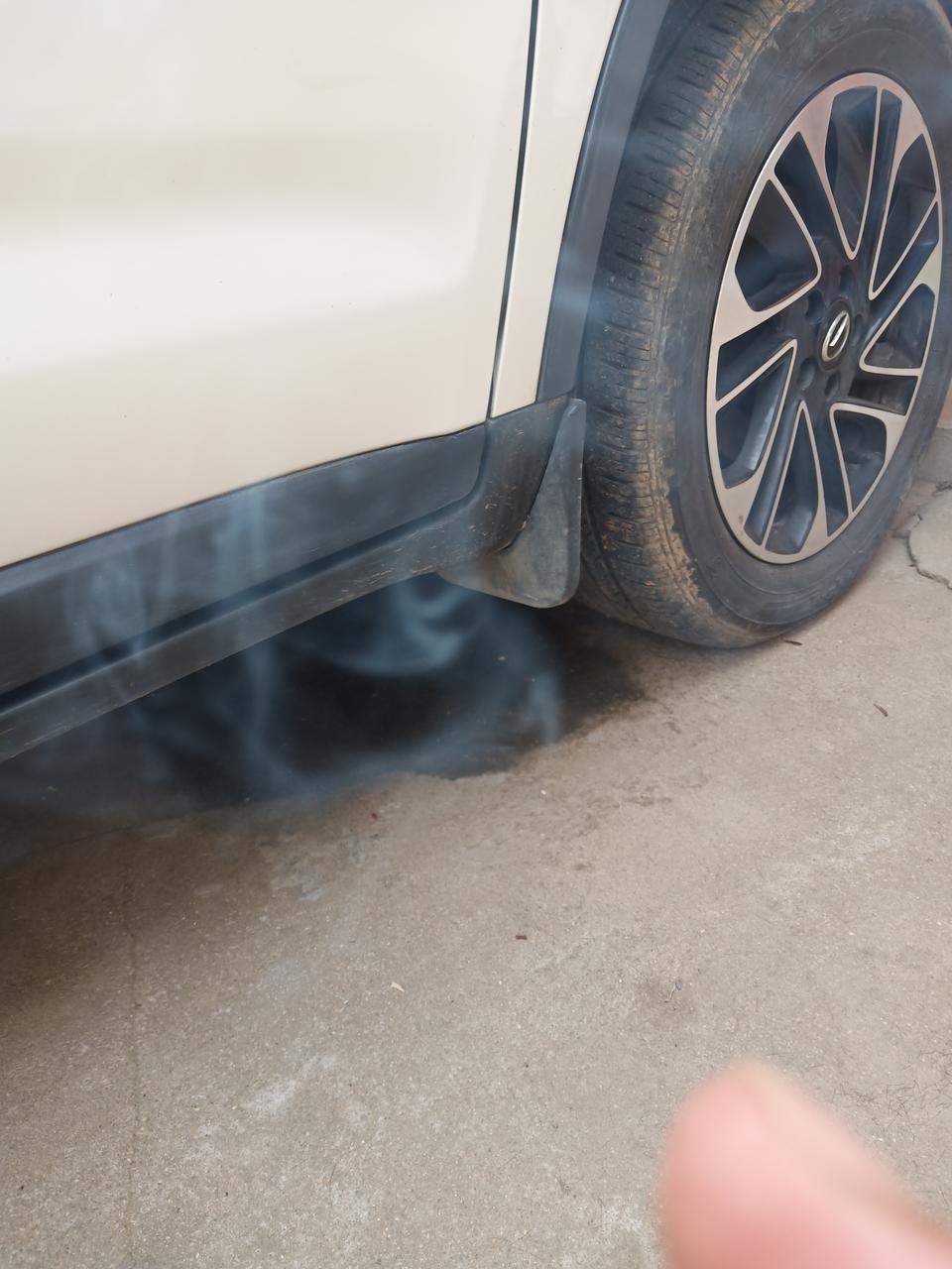 传祺gs4-洗完车3天了，右前轮后面，还在滴水是什么情况，怎么解决，求告知