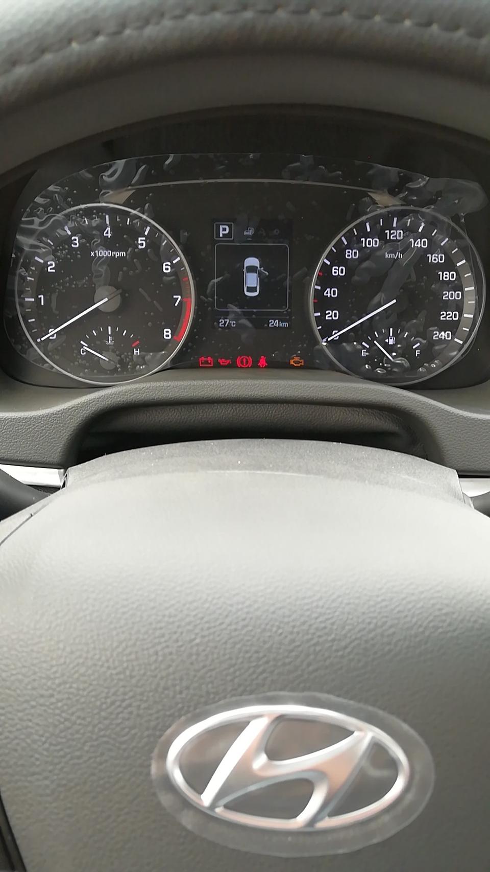 请问我昨天早上提的新车16款领动自动精英版，不带加三的，从4S店出来到上班店里十公里路程，，中午下班回家，车打不着火，后来叫售后过来，没检查出结果，拖到4S店去把方向盘下的那里拆开了，过了几分钟打着了火，维修工说可能是点火开关接口没接紧，请问是这个原因吗？现在很是担心汽车主板的问题，4s店不给换车也不敢给个保证
