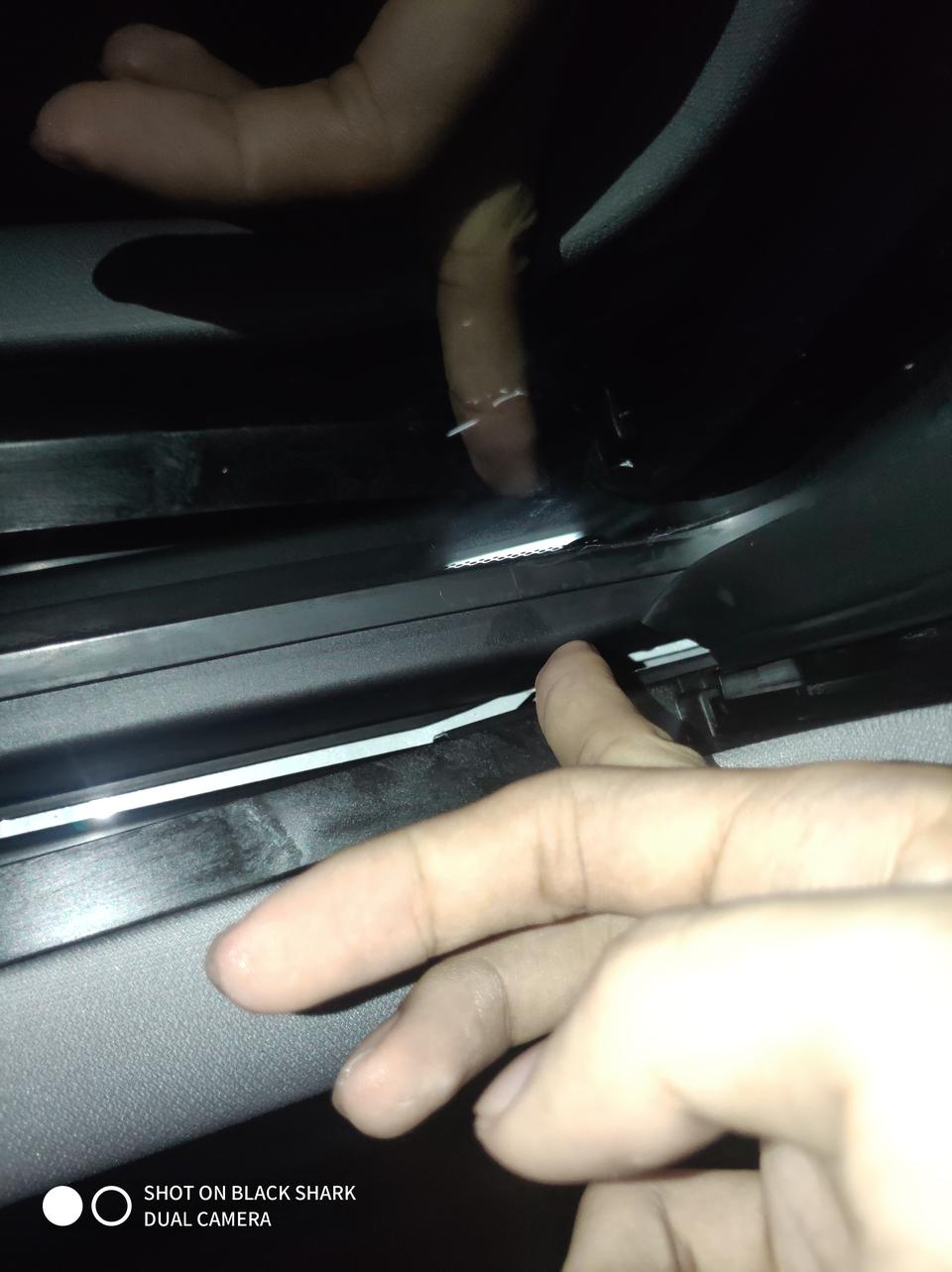本田cr-v-CRV天窗塑料边缘敲击窗户异响可以解决吗！