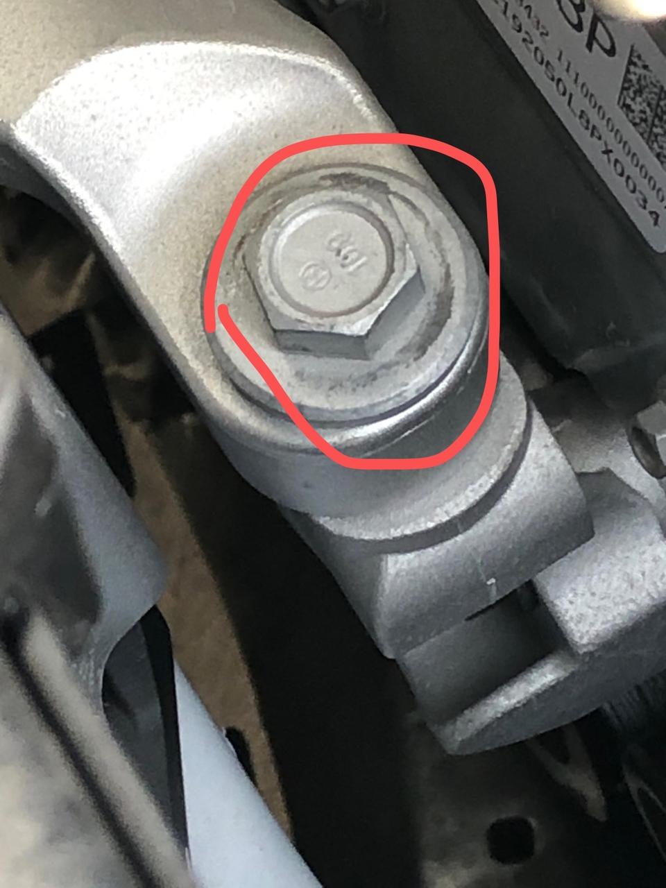 凯迪拉克xt5-帮忙看下 今天擦车 发现发动机舱里的螺丝是不是被拧动过 新车两多月