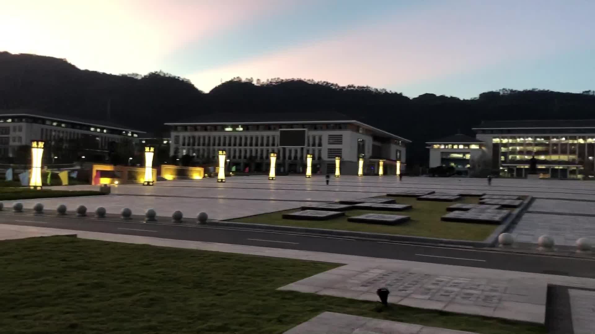 中国白酒学院,校内广场够让人震撼