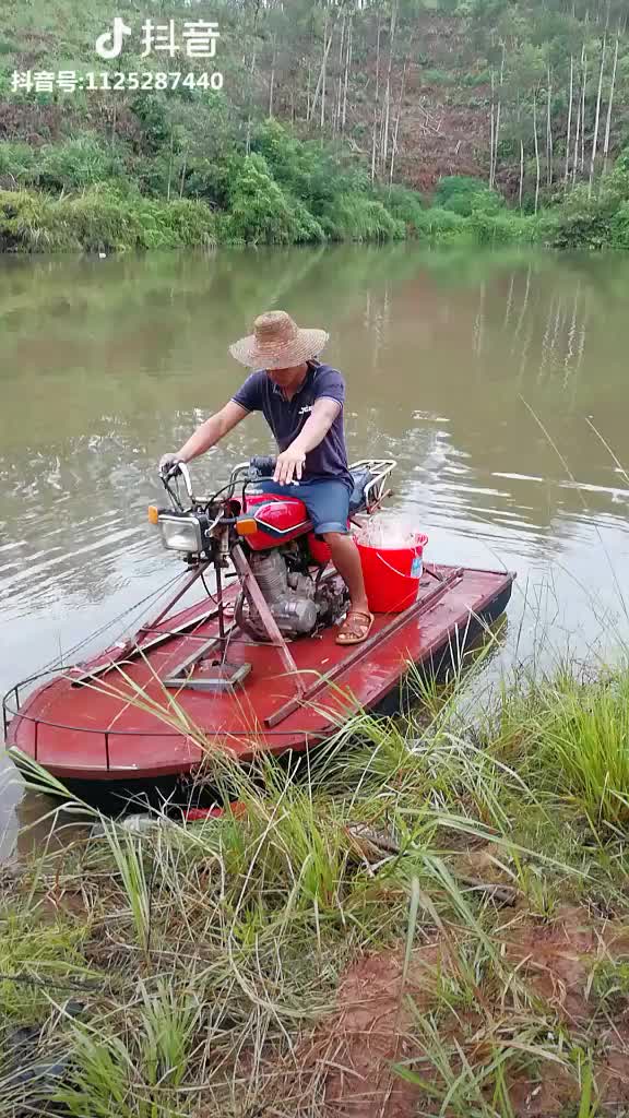 广西牛人自制摩托艇