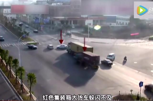 大货车侧翻压下来的一瞬间，奥迪司机做了这个动作逃过鬼门关