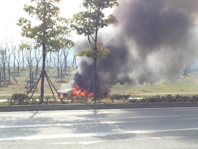 武汉花山大道一轿车自燃 现场还有沉闷的爆炸声