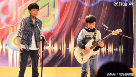 王源2013年校园节目视频曝光 妹妹头耍酷超可爱！