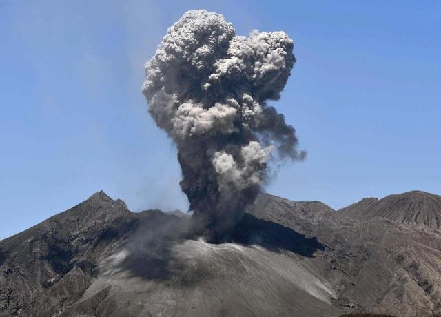 日本樱岛火山时隔9个月喷发 喷烟高达3200米(组图)