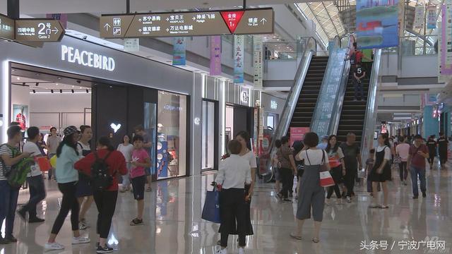 长假进行时：宁波各大商圈人潮涌动 店铺生意红火