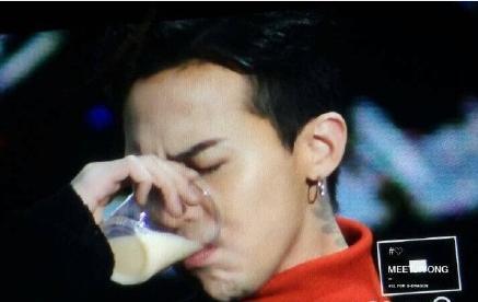 BIGBANG演唱会榴莲惩罚太会玩？ 粉丝：简直就是行走的表情包