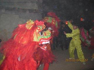元宵节将至，正月十三舞狮上庙取灯，你们那里有这个习俗吗