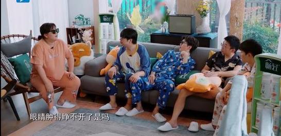 賈玲有多敬業(yè)？化妝品過敏還堅(jiān)持錄節(jié)目，彈幕紛紛表示心疼玲姐