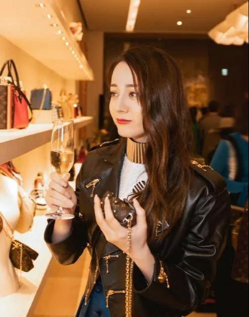 在线教做人？热巴现身韩国，随便一张未P图都能碾压韩国女明星