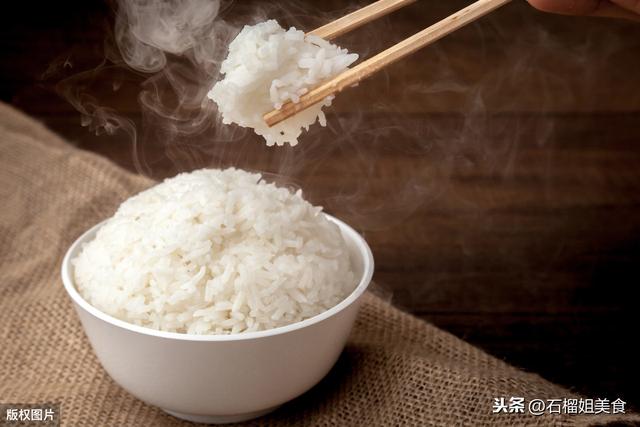 煮米饭别只加水，加入这3样东西，煮出的米饭松软香甜又好吃