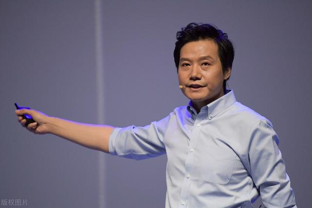 8月11日,在小米十周年的活动上,小米董事长兼ceo"雷布斯"发表主题演讲