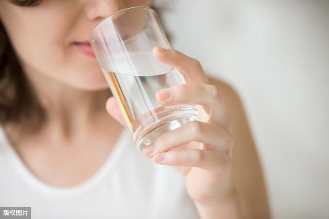 专家建议：早起一杯水，促进血液循环，但4种水勿喝，尤其第二种