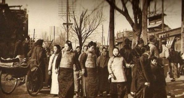 百年前清朝春节老照片，腊月23他们都怎么过？