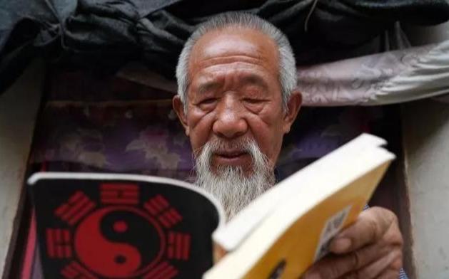 山西88岁老人痴迷《易经》45年，独居“风水宝地”，如今现状如何