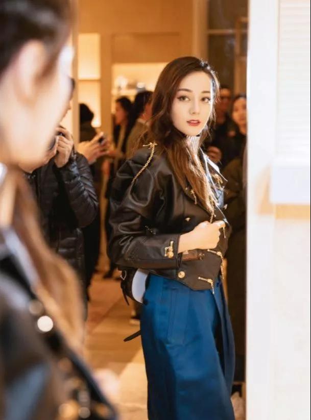 在线教做人？热巴现身韩国，随便一张未P图都能碾压韩国女明星