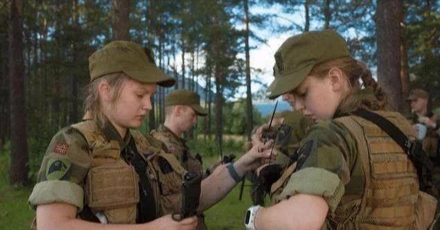世界上唯一一个男兵女兵同吃同睡同训练的国家！