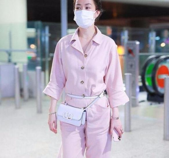 佘诗曼穿搭很时尚，穿粉色连体裤现身机场，既知性又时髦
