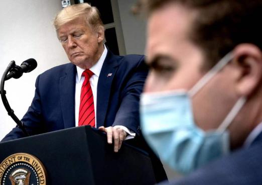 特朗普大型双标现场，要白宫人员全部戴口罩，