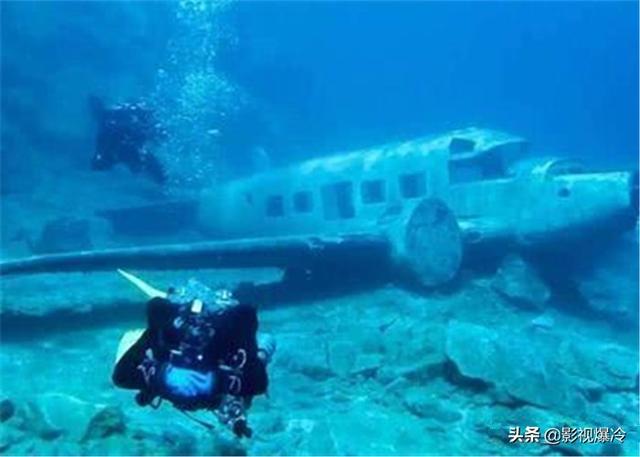 潜水员在海底发现飞机残骸，靠近后发现，机舱内还有“人”