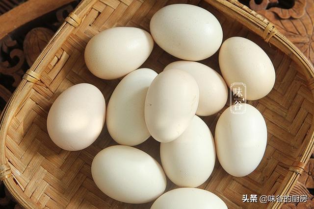 煮鸡蛋，只用清水就错了，多加2种料，鸡蛋又香又嫩，蛋壳更好剥