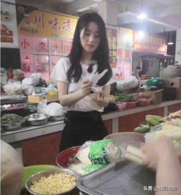 《中餐厅4》节目剧透赵丽颖黄晓明菜场买菜，赵丽颖管账