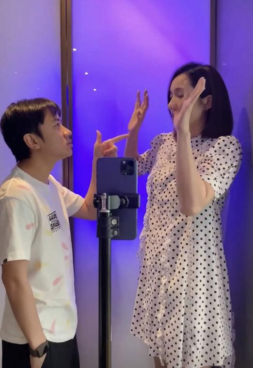 孕妈李亚男单手抱女儿，妈妈力爆棚，手戴婚戒称不用做家务超幸福