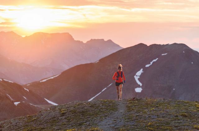 时尚女生登山穿搭造型,户外服装凉爽、舒适和防晒