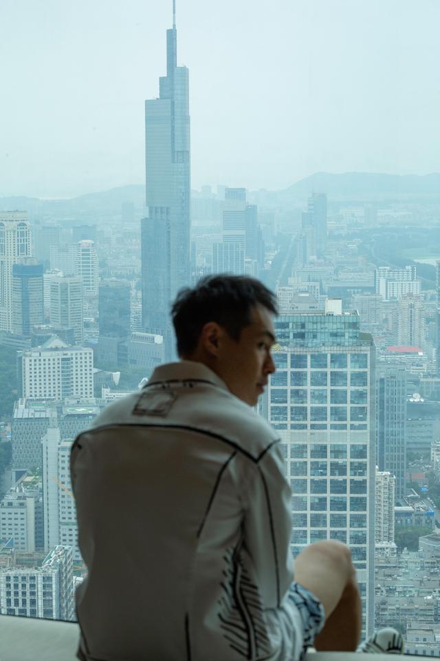 楊祐寧將漫畫穿在身上 詮釋高級有趣的時尚態度
