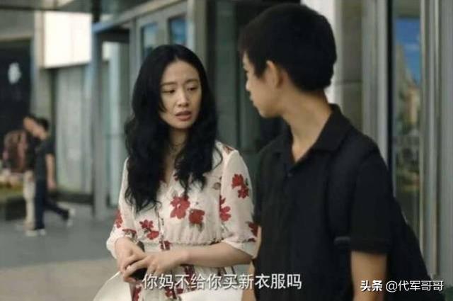 《隐秘的角落》中的厚唇美女，凭借演技走红，如今27岁很美却单身