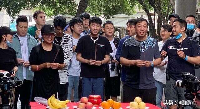 德云社团综开录，岳云鹏现场搂师父胖腰撒娇，