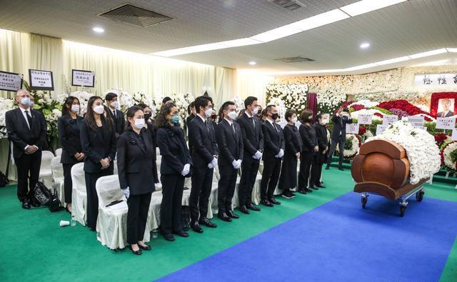 赌王葬礼完美结束，但却暂时不下葬，有钱人更