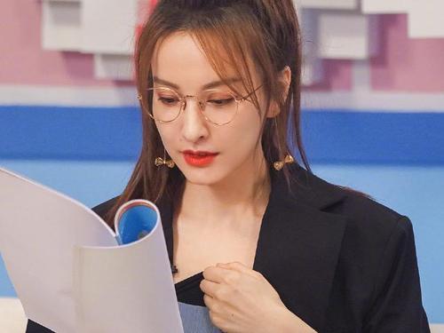 37岁吴昕：花了14年才把自卑揉碎，从她身上我看到了无数人的影子