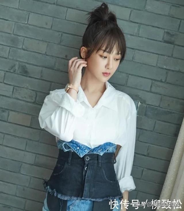 杨紫瘦了真敢玩，半身裙外穿短裤还能系上扣，