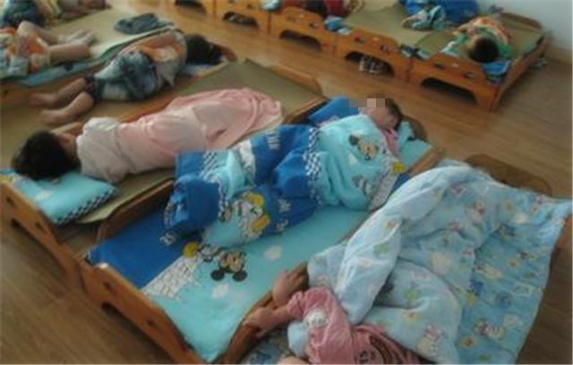 为什么孩子在幼儿园睡觉时，老师让他们“头脚相对”？有3点好处
