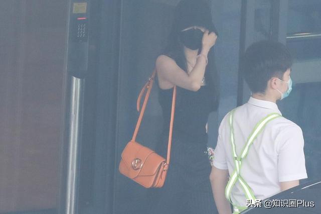 杨幂海洋之心项链搭配渔夫帽+黑色背心，一身