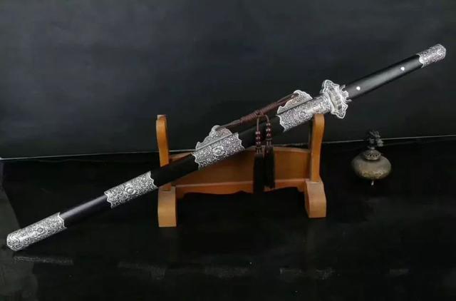 唐刀和日本武士刀相比，谁更强？为什么中国唐刀名气不如日本刀？