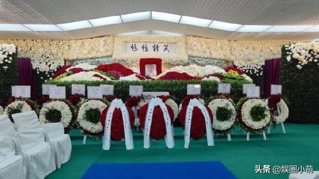 赌王出殡，三位妻子送巨型玫瑰花，上面的悼词