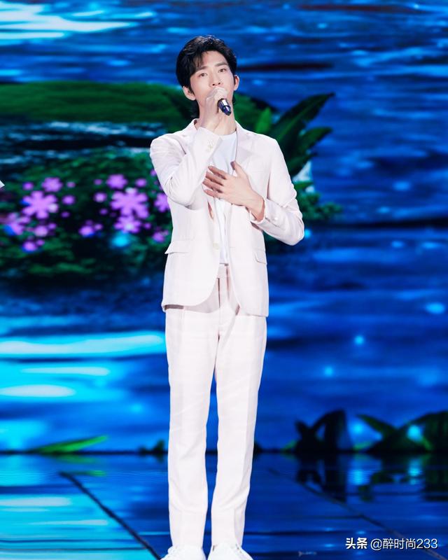 李沁井柏然同框合唱，一个绿裙仙气十足，一个粉色西装清新帅气