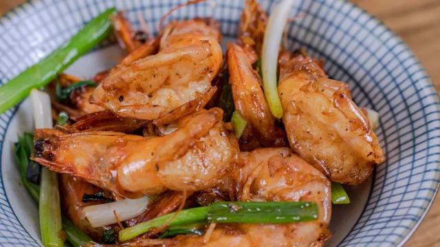连虾壳都不想放过油爆虾，今天就教你做好它的小秘诀