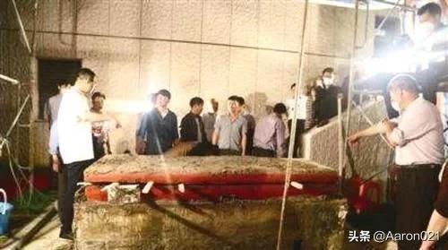 村民挖出一具800年水棺，开棺后却吓退考古队，专家大喊有水银