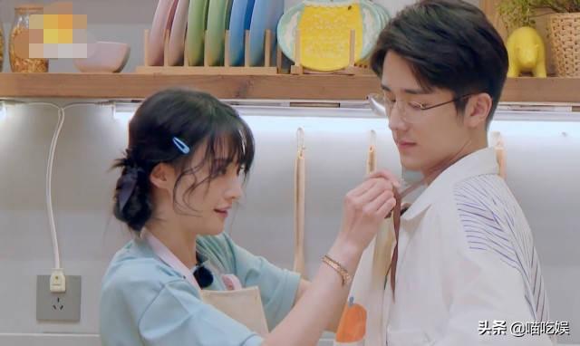 郑爽帮张新成系围裙，谁注意张新成的下意识反应？真把自己当外人