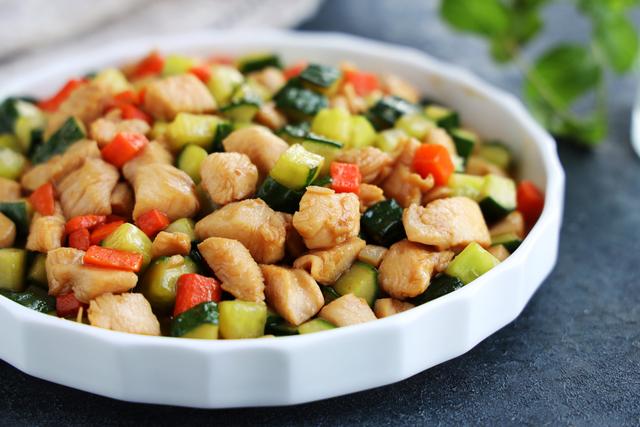 夏日家常菜，食材雖然簡單，但卻是葷素搭配中的極品，下飯更解饞