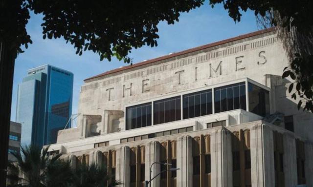 他出生中医世家，掌握大量医学专利，如今甘愿