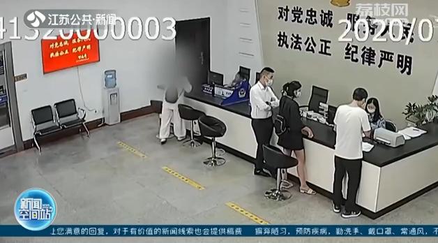 装修旧房检查壁橱竟发现一把气枪 市民吓坏急忙上交