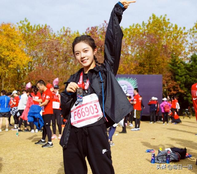 赵今麦高考后首次营业，看清照片后，评论都是一片“尖叫声”