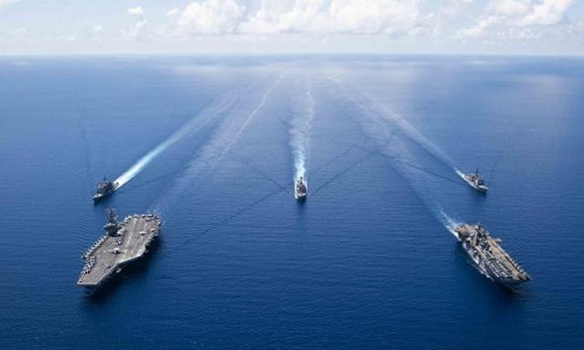 罕见，中美同时同区域南海军演！美专家：为中国海军提供训练目标