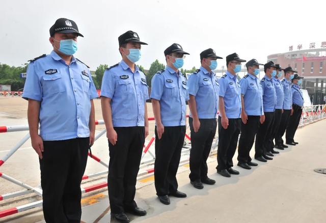 宇向东同志看望慰问高考安保执勤民警