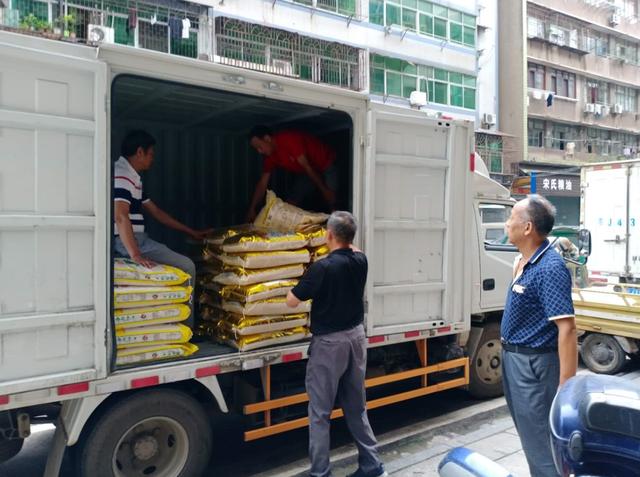 湖北武穴：爱心企业家周江涛向花桥镇刘陆溪受灾村民捐赠生活物资